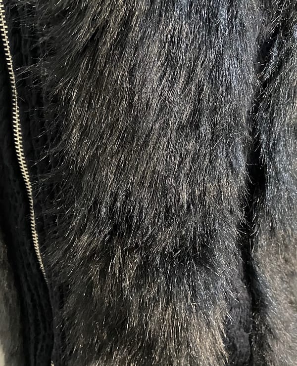 Colete feminino preto de pelúcia com tricot  - marca MOB - brechó - Image 3