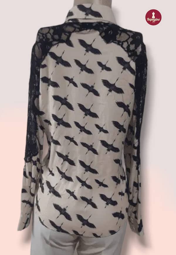 Camisa Acinturada Nude com Estampa de Pássaros e Mangas em Renda Preta - Hit Woman.  - Brechó - Image 2