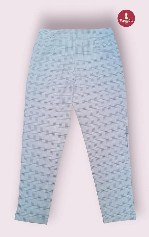calça azul bebê xadrez: modernidade e elegância para seu visual - brechó (208001) - Image 3