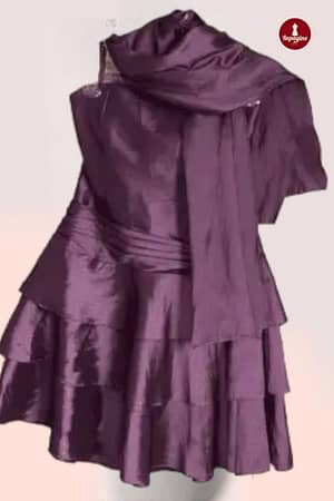Tendência glamorosa: Vestido uva roxa com echarpe e detalhes sofisticados - brechó