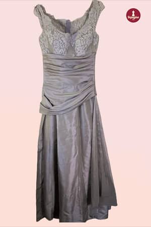 Tafeta de Seda Charcoal: Vestido Longo com Elegantes Camadas de Renda e Alça Tipo Regata - brechó