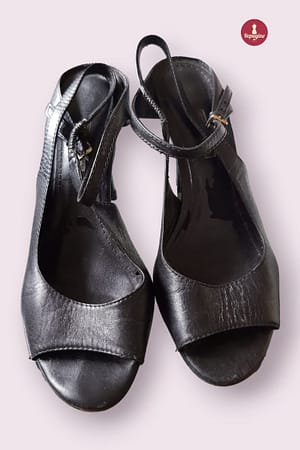 sandália preta da corello: elegância e sofisticação em um único calçado - (brechó) 123sandáliapreta