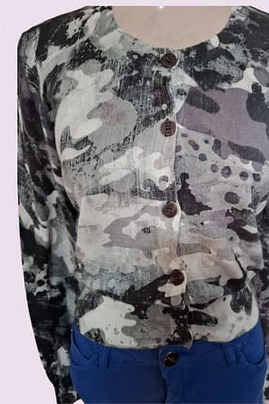 cardigan camuflado em tons cinza de tricot da marcca Canal - brechó