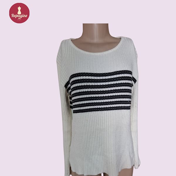 Blusa de tricot branca com detalhes azul marinho
