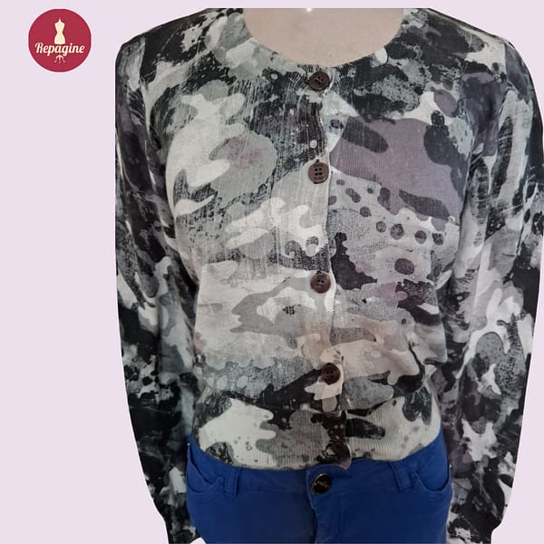 cardigan camuflado em tons cinza de tricot da marcca Canal - brechó